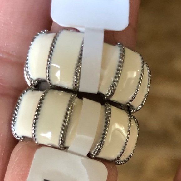 BEAUTIFUL WHITE AND SILVER STAINLESS STEEL RING NEW 🔥SIZE6 - Picture 7 of 8